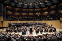 Deutsche Dirigent Hartmut Haenchen leitet das Gürzenich-Orchester Köln aus Anlass des "500 Jahre Reformation"-Festkonzerts in der Philharmonie Köln (© Thomas Brill)