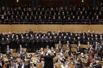 Deutsche Dirigent Hartmut Haenchen leitet das Gürzenich-Orchester Köln aus Anlass des "500 Jahre Reformation"-Festkonzerts in der Philharmonie Köln (© Thomas Brill)