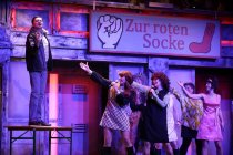 Ensemble und Köbes Underground spielen das Lied "Dicke Trumm" bei der Stunksitzung 2019 im E-Werk Köln (© Thomas Brill)
