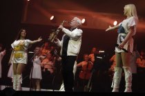 Schwedische Coverband "Waterloo" gastiert mit ihren Frontfrauen Katja Nord und Camilla Dahlin in Begleitung des "National Symphony Orchestra of London" bei ABBA-The Show in der Lanxess-Arena Köln (© Thomas Brill)
