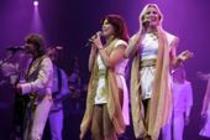 Schwedische Coverband "Waterloo" gastiert mit ihren Frontfrauen Katja Nord und Camilla Hedrén in Begleitung des "National Symphony Orchestra of London" bei ABBA  THE SHOW in der Lanxess-Arena Köln (© )