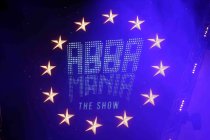Schwedische Abba-Coverband "AbbaMania The Show" gastiert auf ihrer „50 Jahre Waterloo“-Jubiläumstour in der Lanxess Arena Köln (&copy; Thomas Brill)