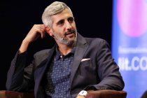 Deutsch-iranischer Schriftsteller Michel Abdollahi diskutiert mit dem Kölner Kabarettisten Fatih Çevikkollu über sein neues Buch „Es ist unser Land" im Rahmen der lit.COLOGNE Spezial in der Volksbühne am Rudolfplatz Köln (© Thomas Brill)