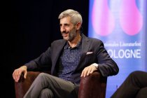 Deutsch-iranischer Schriftsteller Michel Abdollahi diskutiert mit dem Kölner Kabarettisten Fatih Çevikkollu über sein neues Buch „Es ist unser Land" im Rahmen der lit.COLOGNE Spezial in der Volksbühne am Rudolfplatz Köln (© Thomas Brill)