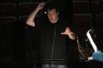 Englischer Dirigent Thomas Adès leitet das Chamber Orchestra of Europe in Begleitung des englischen Pianisten Rolf Hind in der Philharmonie Köln (© Thomas Brill)