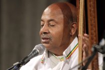 Alemu Aga aus Äthiopien gastiert mit "König Davids Harfe" bei der "Romanischen Nacht" in der Kirche St. Maria im Kapitol Köln (© Thomas Brill)