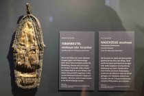 Die Ausstellung „Eine Seele in Allem – Begegnungen mit Ainu aus dem Norden Japans“ gastiert vom 5. November 2021 bis 20. Februar 2022 im Rautenstrauch-Joest-Museum Köln (© Thomas Brill)