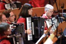 Erstes Kölner Akkordeon-Orchester unter der Leitung von Matthias Hennecke feiert mit seinen Gästen, dem Gesangsensemble "Die Erben" und dem Sänger Tom Gaebel "90 Jahre Erstes Kölner Akkordeon-Orchester" in der Philharmonie Köln (© Thomas Brill)