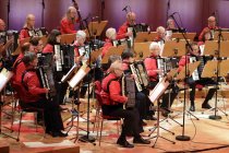 Erstes Kölner Akkordeon-Orchester unter der Leitung von Matthias Hennecke feiert mit seinen Gästen, dem Gesangsensemble "Die Erben" und dem Sänger Tom Gaebel "90 Jahre Erstes Kölner Akkordeon-Orchester" in der Philharmonie Köln (© Thomas Brill)