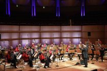 Erstes Kölner Akkordeon-Orchester unter der Leitung von Matthias Hennecke feiert mit seinen Gästen, dem Gesangsensemble "Die Erben" und dem Sänger Tom Gaebel "90 Jahre Erstes Kölner Akkordeon-Orchester" in der Philharmonie Köln (© Thomas Brill)