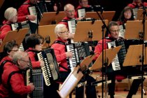 Erstes Kölner Akkordeon-Orchester unter der Leitung von Matthias Hennecke feiert mit seinen Gästen, dem Gesangsensemble "Die Erben" und dem Sänger Tom Gaebel "90 Jahre Erstes Kölner Akkordeon-Orchester" in der Philharmonie Köln (© Thomas Brill)