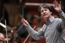 Deutsche Dirigent Marc Albrecht leitet das Nederlands Philharmonisch Orkest in der Philharmonie Köln (© Thomas Brill)
