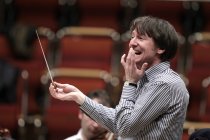 Deutsche Dirigent Marc Albrecht leitet das Nederlands Philharmonisch Orkest in der Philharmonie Köln (© Thomas Brill)