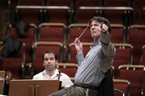 Deutsche Dirigent Marc Albrecht leitet das Nederlands Philharmonisch Orkest in der Philharmonie Köln (© Thomas Brill)