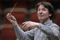 Deutsche Dirigent Marc Albrecht leitet das Nederlands Philharmonisch Orkest in der Philharmonie Köln (© Thomas Brill)