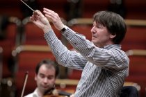 Deutsche Dirigent Marc Albrecht leitet das Nederlands Philharmonisch Orkest in der Philharmonie Köln (© Thomas Brill)