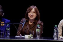 Weißrussische Schriftstellerin Swetlana Alexijewitsch im Gespräch mit dem Friedenspreisträger Navid Kermani und Guy Helminger im Depot I des Carlswerk Köln  (© Thomas Brill)
