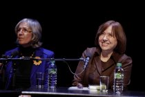Weißrussische Schriftstellerin Swetlana Alexijewitsch im Gespräch mit dem Friedenspreisträger Navid Kermani und Guy Helminger im Depot I des Carlswerk Köln  (© Thomas Brill)