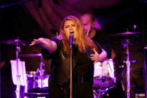 Deutsche Sängerin Alina Wichmann alias Alina gastiert auf ihrer "Die Einzige"-Tour im Gloria Theater Köln (© Thomas Brill)