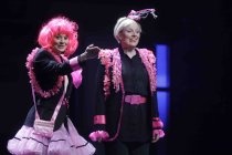 Anne Rixmann und Imke Schreiber spielen das Stück "Alleinerziehende bei der Stunksitzung 2019 im E-Werk Köln (© Thomas Brill)