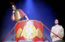 Deutsche Rapper Alligatoah gastiert auf seiner "Himmelfahrtskommando"-Tour in der Mitsubishi Electric Halle Düsseldorf (© Thomas Brill)