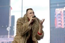 Deutsche Rapper Lukas Strobel alias Alligatoah gastiert auf seiner "Out of Office"-Tour Open Air am Tanzbrunnen Köln (© Thomas Brill)
