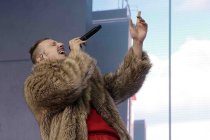 Deutsche Rapper Lukas Strobel alias Alligatoah gastiert auf seiner "Out of Office"-Tour Open Air am Tanzbrunnen Köln (© Thomas Brill)