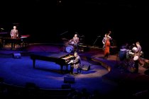 Deutscher Musiker Götz Alsmann gastiert mit seiner Band auf seiner "Götz Alsmann ... in Rom"-Tour in der Philharmonie Köln (© Thomas Brill)
