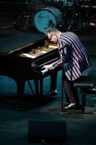 Deutscher Musiker Götz Alsmann gastiert mit seiner Band auf seiner "Götz Alsmann ... in Rom"-Tour in der Philharmonie Köln (© Thomas Brill)