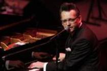Deutscher Musiker und Entertainer Götz Alsmann gastiert mit seiner Band auf seiner "Engel oder Teufel"-Tour in der Philharmonie Köln (© Thomas Brill)