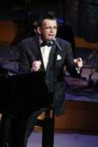 Deutscher Musiker und Entertainer Götz Alsmann gastiert mit seiner Band auf seiner "Mein Geheimnis"-Tour in der Philharmonie Köln (© Thomas Brill)