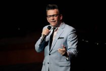 Deutscher Musiker und Entertainer Götz Alsmann gastiert mit seiner Band auf seiner "Paris"-Tour in der Philharmonie Köln (© Thomas Brill)