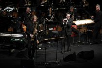 Deutscher Musiker Götz Alsmann gastiert mit der WDR Big Band Köln unter der Leitung des deutschen Dirigenten Ansgar Striepens auf seiner "Winterwunderwelt"-Tour in der Philharmonie Köln (© Thomas Brill)