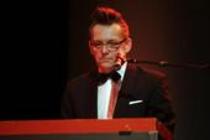 Deutscher Musiker und Entertainer Götz Alsmann gibt für Optimisten und Genießer sowie für Liebhaber der Extravaganz einen Herrenabend bei der lit.COLOGNE 2010 - Das zehnte Mal im Theater am Tanzbrunnen Köln (&copy; Thomas Brill)