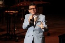 Deutscher Musiker und Entertainer Götz Alsmann gastiert mit seiner Band auf seiner "Paris"-Tour in der Philharmonie Köln (© Thomas Brill)