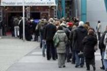 Deutscher Musiker und Entertainer Götz Alsmann gibt für Optimisten und Genießer sowie für Liebhaber der Extravaganz einen Herrenabend bei der lit.COLOGNE 2010 - Das zehnte Mal im Theater am Tanzbrunnen Köln (&copy; Thomas Brill)