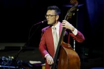 Deutscher Musiker Götz Alsmann gastiert mit seiner Band auf seiner "bei Nacht… – mehr als nur eine Gute-Nacht-Geschichte!"-Tour in der Kölner Philharmonie (© Thomas Brill)