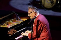 Deutscher Musiker Götz Alsmann gastiert mit seiner Band auf seiner "bei Nacht… – mehr als nur eine Gute-Nacht-Geschichte!"-Tour in der Kölner Philharmonie (© Thomas Brill)