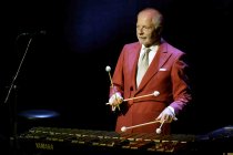 Deutscher Musiker Götz Alsmann gastiert mit seiner Band auf seiner "bei Nacht… – mehr als nur eine Gute-Nacht-Geschichte!"-Tour in der Kölner Philharmonie (© Thomas Brill)