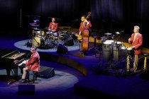 Deutscher Musiker Götz Alsmann gastiert mit seiner Band auf seiner "bei Nacht… – mehr als nur eine Gute-Nacht-Geschichte!"-Tour in der Kölner Philharmonie (© Thomas Brill)