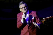 Deutscher Musiker Götz Alsmann gastiert mit seiner Band auf seiner "bei Nacht… – mehr als nur eine Gute-Nacht-Geschichte!"-Tour in der Kölner Philharmonie (© Thomas Brill)