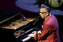 Deutscher Musiker Götz Alsmann gastiert mit seiner Band auf seiner "bei Nacht… – mehr als nur eine Gute-Nacht-Geschichte!"-Tour in der Kölner Philharmonie (© Thomas Brill)