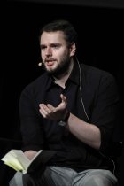 Deutsche Journalist Rayk Anders spricht im Rahmen der 17. lit.COLOGNE über das Thema "Wie Bullshit unser Land vergiftet“ im Comedia Theater Köln (&copy; Thomas Brill)