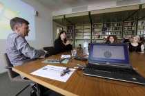 Deutsche Schriftstellerin Poppy J. Anderson und der Vorstand von Bastei Lübbe Klaus Kluge im Gespräch über das Thema "Vom Self-Publishing zur Auflagenmillionärin - Der große Traum vom eigenen Buch“ im Rahmen der LitBlog Convention im Verlagsgebäud (© Thomas Brill)