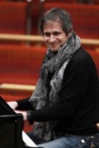 Polnischer Pianist Piotr Anderszewski begleitet das SWR Sinfonieorchester Baden-Baden und Freiburg unter der Leitung des französischen Dirigenten Sylvain Cambreling in der Philharmonie Köln (© Thomas Brill)