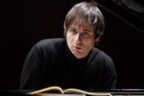Polnischer Pianist Piotr Anderszewski gastiert mit Werken von Johann Sebastian Bach, Robert Schumann und Leo Janácek in der Philharmonie Köln (© Thomas Brill)
