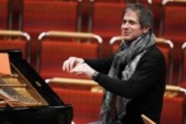 Polnischer Pianist Piotr Anderszewski begleitet das SWR Sinfonieorchester Baden-Baden und Freiburg unter der Leitung des französischen Dirigenten Sylvain Cambreling in der Philharmonie Köln (© Thomas Brill)