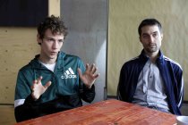 Christopher Annen und Henning May von der deutsche Pop-Rock-Band AnnenMayKantereit im Interview bezüglich der Veröffentlichung ihrer neuen Albums "Schlagschatten" im Hostel "Die Wohngemeinschaft" Köln (© Thomas Brill)