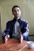 Christopher Annen und Henning May von der deutsche Pop-Rock-Band AnnenMayKantereit im Interview bezüglich der Veröffentlichung ihrer neuen Albums "Schlagschatten" im Hostel "Die Wohngemeinschaft" Köln (© Thomas Brill)