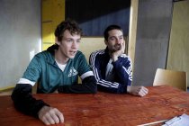Christopher Annen und Henning May von der deutsche Pop-Rock-Band AnnenMayKantereit im Interview bezüglich der Veröffentlichung ihrer neuen Albums "Schlagschatten" im Hostel "Die Wohngemeinschaft" Köln (© Thomas Brill)